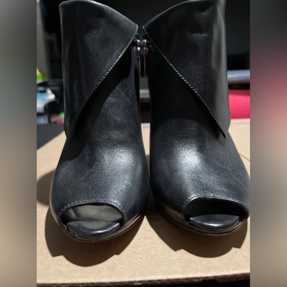 Michael Kors Shiny Black Leather Side Zip Up High Heels Size 6 M - Picture 9 of 11